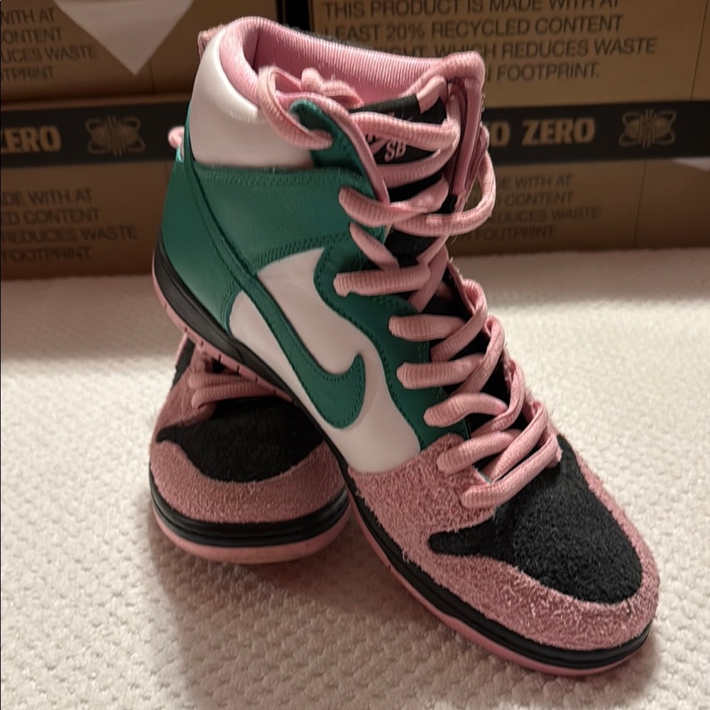Nike SB Dunk
High Invert Celtics  ( Used) good condition size 9.5